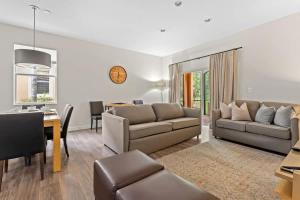 4 BR Hot Tub Cozy Decor @ Regal Oaks RO2761N