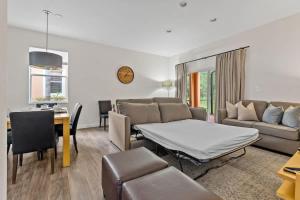 4 BR Hot Tub Cozy Decor @ Regal Oaks RO2761N