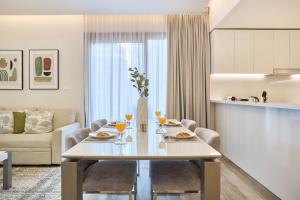 Bright and Modern City Apartment in Business Bay with Two Balconies, Pool, Gym, free Parking and Self Check In, Sleeps up to Four, by Stayfinity