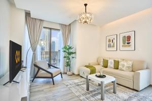 Bright and Modern City Apartment in Business Bay with Two Balconies, Pool, Gym, free Parking and Self Check In, Sleeps up to Four, by Stayfinity