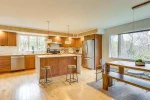 2 Mi to Hoosic River The Moss House with Deck! - Bennington