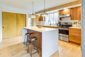 2 Mi to Hoosic River The Moss House with Deck!