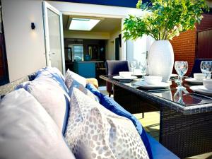 Tudor Hot Tub Family House