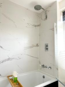 Modern 3 Bed Home - Pets Welcome - FREE Parking