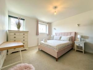 Modern 3 Bed Home - Pets Welcome - FREE Parking