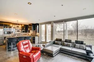 Road America Retreat Modern Villa with Garage! - Cascade