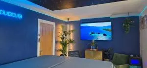 The NEW Blue Horse Suite at The Grumpy Schnauzer B&B Luxury Private Indoor Hot Tub Breakfast in Bed - New Monkland