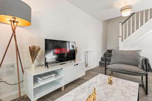 Elegant 2-Bed City Home with Tranquil Garden Area