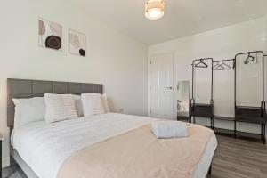 Elegant 2-Bed City Home with Tranquil Garden Area