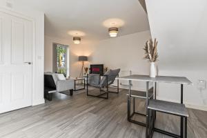 Elegant 2-Bed City Home with Tranquil Garden Area