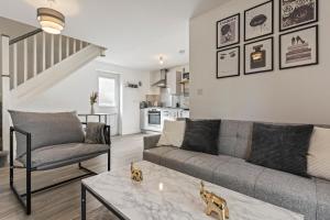 Elegant 2-Bed City Home with Tranquil Garden Area