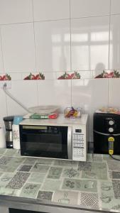 Em 5 minutos a pé tá na praia e no Shopping Praiamar Corporate, 2 quartos com ar condicionado, 2 banheiros, portaria 24 horas, elevador, 1 vaga carro gratuita, wi-fi, pets ok, enxoval, horário flexível!