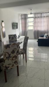 Em 5 minutos a pé tá na praia e no Shopping Praiamar Corporate, 2 quartos com ar condicionado, 2 banheiros, portaria 24 horas, elevador, 1 vaga carro gratuita, wi-fi, pets ok, enxoval, horário flexível!