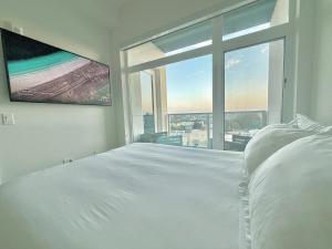 Penthouse with Views in Hollywood - One Bedroom w Parking