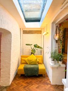 Seafront Serenity - Stylish Home for 5