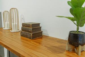 Vibrant Studio Near 5th Avenue