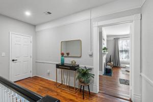 Luxury 1 Bed Downtown Columbia Upstairs