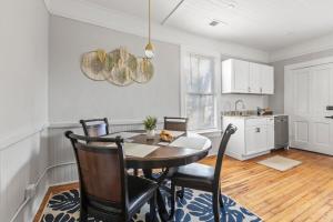 Luxury 1 Bed Downtown Columbia Upstairs