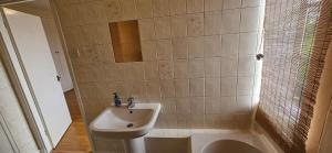 Elegant 1-Bed Flat, Sleeps 5, London NW6 - 5 mins to Jubilee, Bakerloo & Overground Lines