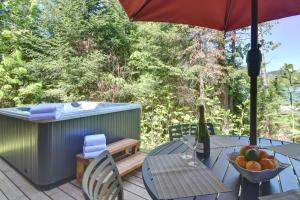 Family friends lake access & hot tub