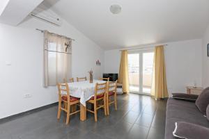 Apartments with parking space Grebastica, Sibenik - 24046