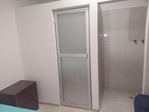 2 recámaras entrada independiente todos los servicios