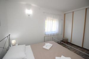 Apartments by the sea Punat, Krk - 24183