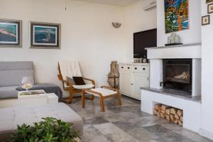 Seaside family friendly house with a swimming pool Sparadici, Sibenik - 24200