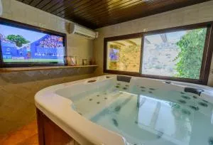 Haus Mit Integrierter Felswand Und Jacuzzi - Alcudia de Monteagud