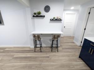 Chic 2BR Suite with Kitchen, Laundry, Near Elk Island & West Edmonton Mall