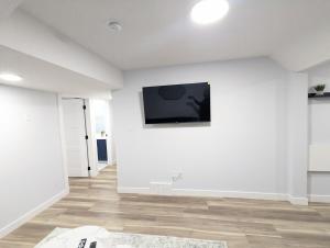 Chic 2BR Suite with Kitchen, Laundry, Near Elk Island & West Edmonton Mall
