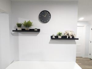 Chic 2BR Suite with Kitchen, Laundry, Near Elk Island & West Edmonton Mall