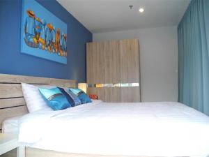 2 Bedrooms Beachfront Apartment in Patong