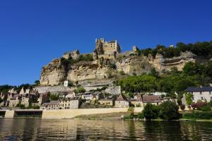 Appartements LA MAISON VALENTIN AU COEUR DE LA CITE MEDIEVALE : photos des chambres