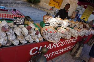 Appartements LA MAISON VALENTIN AU COEUR DE LA CITE MEDIEVALE : photos des chambres