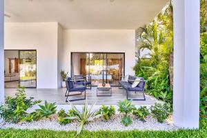 Wonderful Villa with a Pool near the Beach