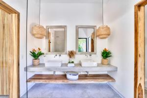 Wonderful Villa with a Pool near the Beach