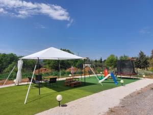 Black N White Cozy Housegarden