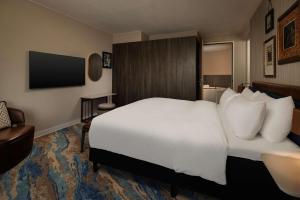 One-Bedroom King Suite with Harbour View room in Mainport Design Hotel