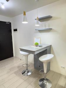 Relaxing Pasay Retreat Pool, WiFi & Gym Access