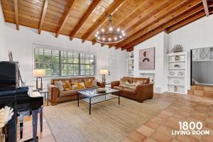 3 Home 12 bedroom compound with Pool and BBQ sleeps 24