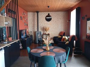 Maisons de vacances Maison cosy avec piscine et 2 chambres : photos des chambres