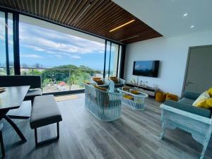 Cozy Seaview Penthouse