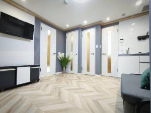 11全新装修 2室1厅1浴室1卫生间 设施齐全 最大6人 2 rooms 1dining room 2bathrooms 2toilets Max 6P 免费无线网络