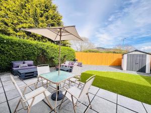 Steel Town Lodge - Comfy Home in Port Talbot with Hot Tub & Dart Board