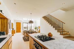 Canggu Private 2BR Pool Villa, High Ceilings, Designer Interior, 7 minutes Ride to the Beach