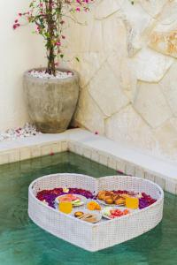 Canggu Private 2BR Pool Villa, High Ceilings, Designer Interior, 7 minutes Ride to the Beach
