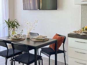 Aquavista Residence - Lake & Poolside Vacation Homes