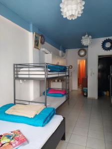 Acropolis views in Monastiraki square