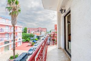 Central Apartment for 4 by Alecos Studios